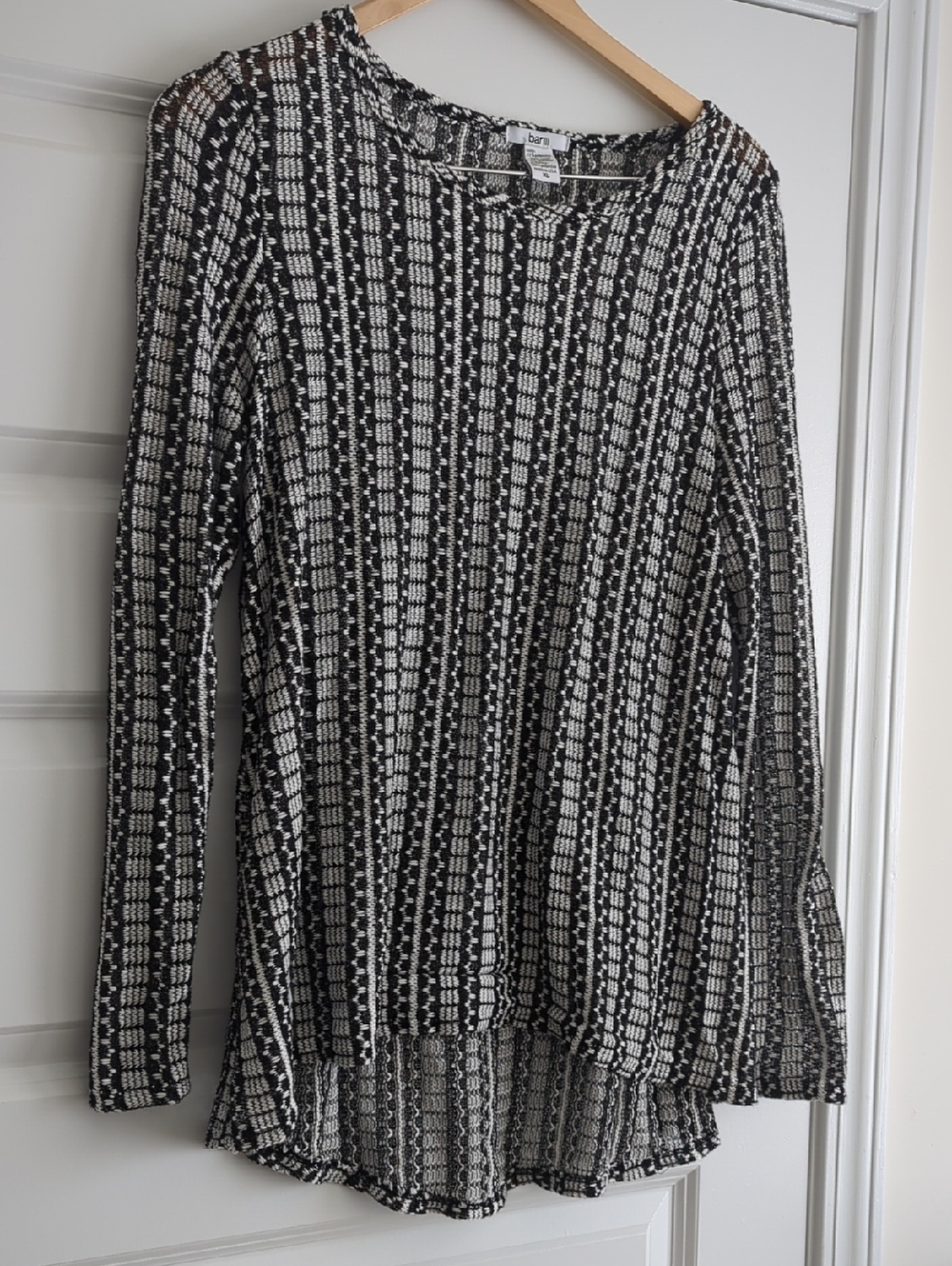 Bar III Black and White Patterned Long Sleeve Knit Top P2P 23 L30